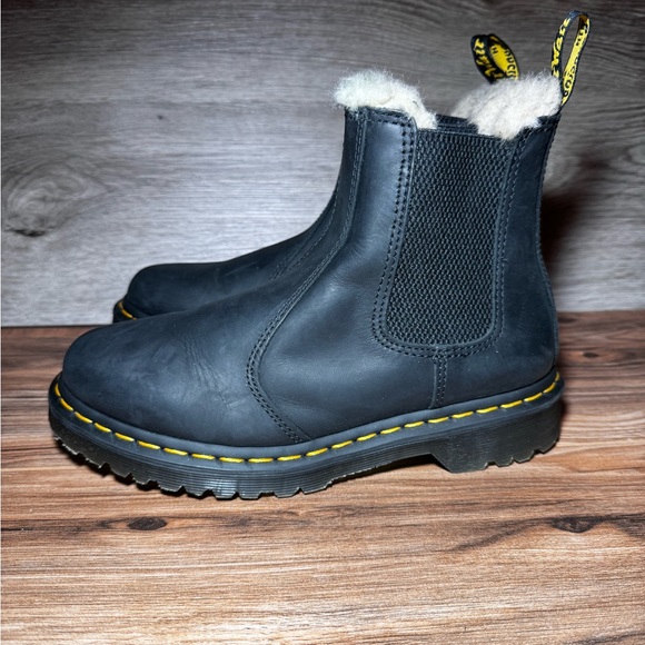 DR. MARTENS WOMEN'S LEONORE 2976  FAUX FUR LINED BLACK CHELSEA BOOTS SIZE: 7 - Picture 2 of 6